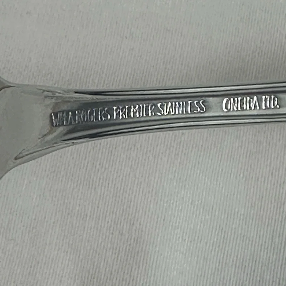 LOT OF 4 WM. A. ROGERS ONEIDA STAINLESS *SUTTON PLACE*  Soup Spoons‎ Excellent